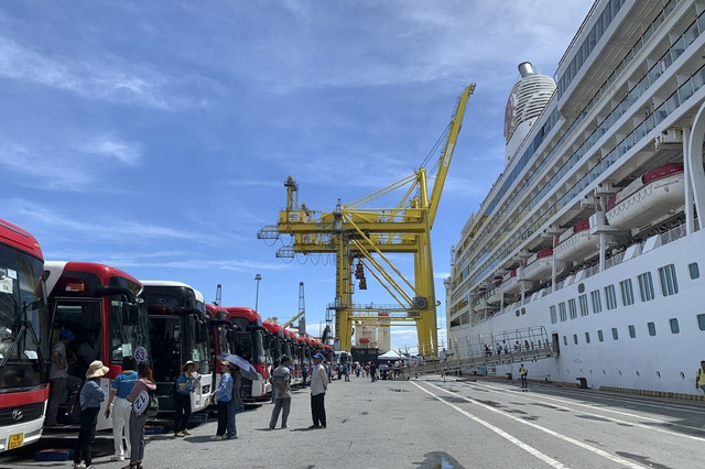 Cruise ship brings 1,700 international tourists to Da Nang ảnh 1 Cruise ship brings 1,700 international tourists to Da Nang ảnh 1