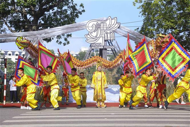 Hanoi Autumn Carnival spices up pedestrian space around Hoan Kiem Lake ảnh 1 Hanoi Autumn Carnival spices up pedestrian space around Hoan Kiem Lake ảnh 1