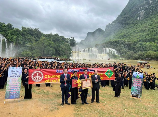 Cao Bang sets record for number of people performing Then singing, Tinh musical instrument ảnh 1