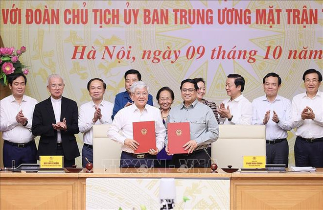 Government, VFF Central Committee's Presidium sign resolution on coordination ảnh 1