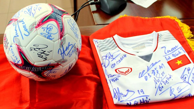2018 AFF Cup champion’s keepsakes auctioned to raise funds ảnh 1