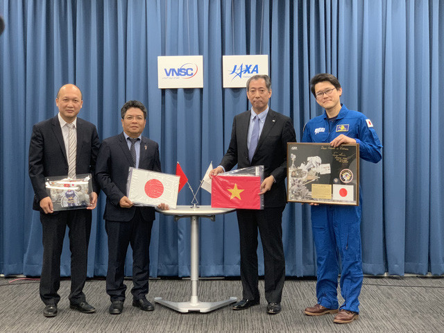 Vietnam receives objects from Japan for display at space museum ảnh 1