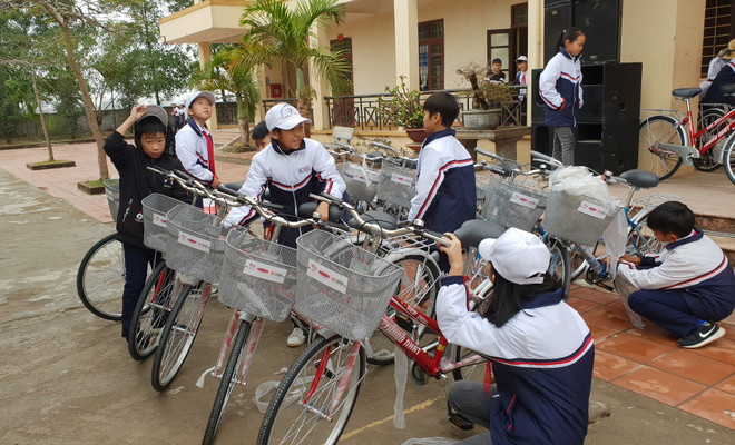 330 bicycles presented to poor students in northern region ảnh 1 330 bicycles presented to poor students in northern region ảnh 1