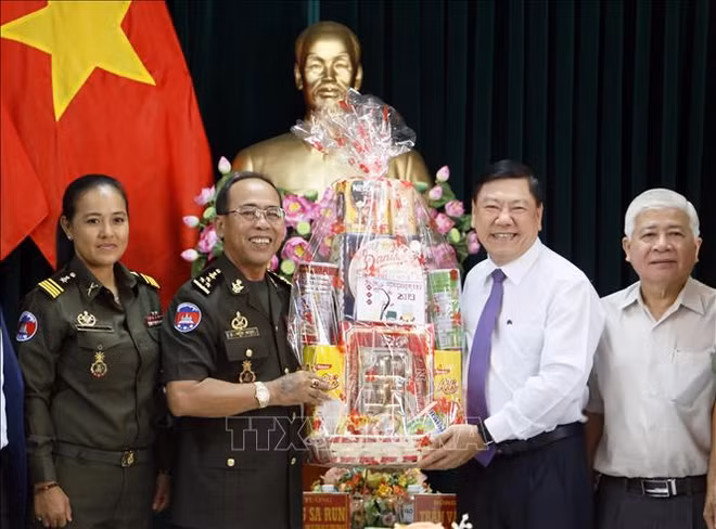 Cambodian military delegation pay Tet visit to Vinh Long ảnh 1