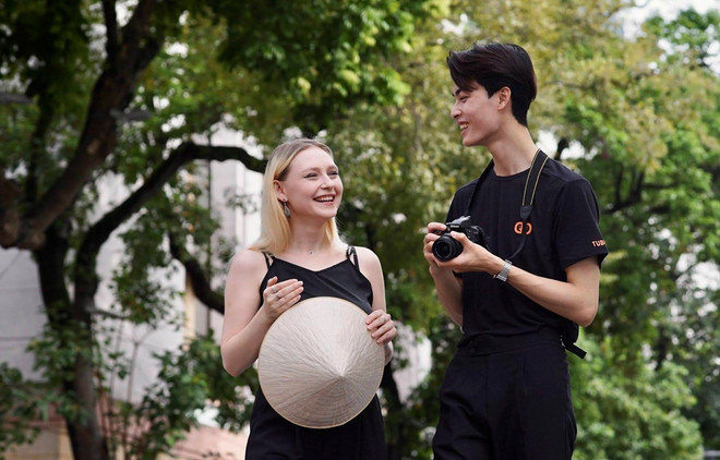 What should Vietnam do to attract international tourists? ảnh 1