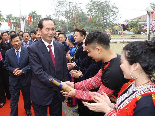President launches spring festival in ethnic cultural village ảnh 1