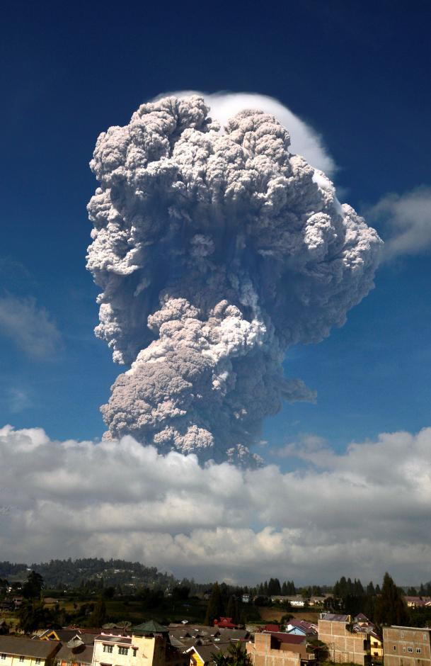 Indonesia raises aviation warnings after Sinabung volcano erupts ảnh 1