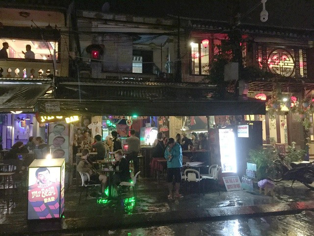 Bars in Hoi An ancient city face tougher rules ảnh 1