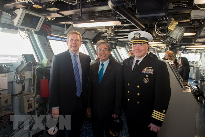 Vietnamese Ambassador visits US aircraft carrier in Norfolk ảnh 1