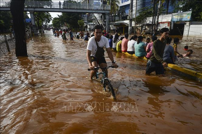 Death toll from Indonesia flood continues to rise ảnh 1