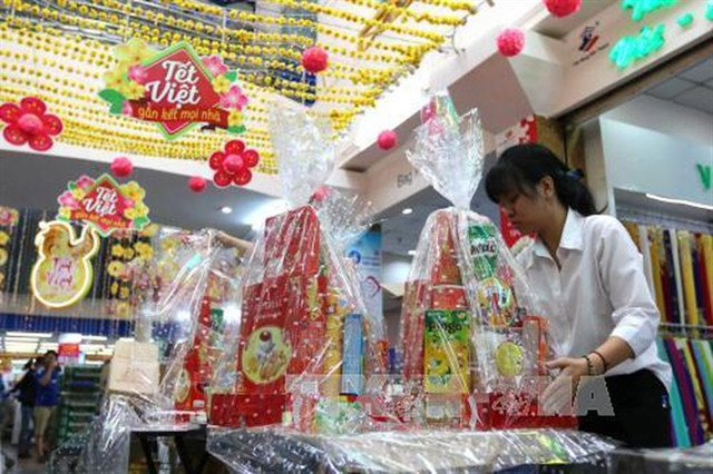 Tet gift hampers popular item at year-end ảnh 1
