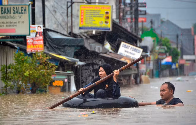 Indonesia steps up search for missing people in flash floods ảnh 1