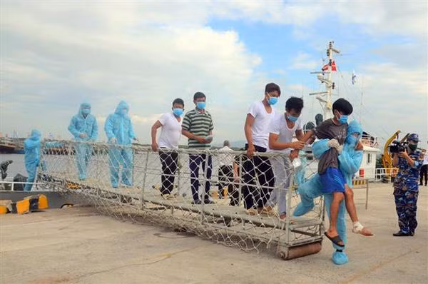 Ba Ria-Vung Tau: Six fishermen aboard sunken boat rescued ảnh 1