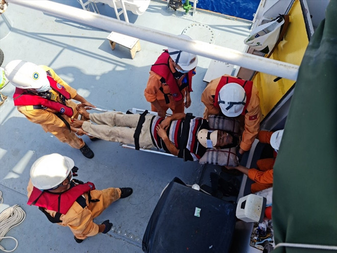 Khanh Hoa: Fisherman in distress brought ashore for treatment ảnh 1