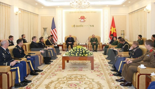 Senior military officer welcomes US army college delegation ảnh 1