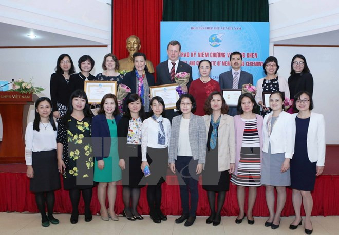 Int’l experts honoured for help to Vietnamese women ảnh 1