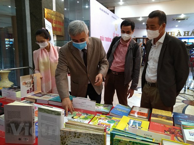 Books on environmental protection win 2021 National Book Award ảnh 1