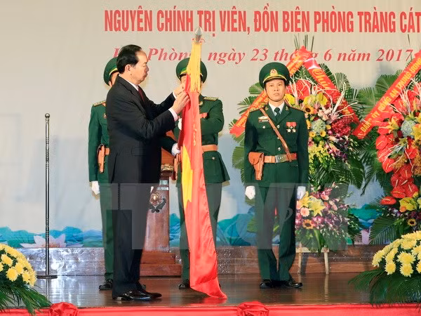 President Tran Dai Quang presents title to Hai Phong border guards ảnh 1
