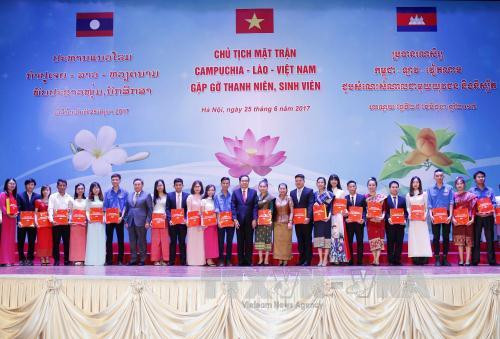 Vietnam, Laos, Cambodia front chiefs meet outstanding students ảnh 1