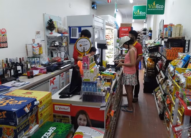 Consumers fear surging prices as salaries increase ảnh 1