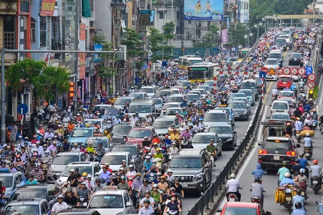 High-rises cause traffic chaos in Hanoi ảnh 1