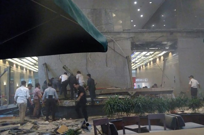 Indonesia: Stock Exchange floor collapses, dozens wounded ảnh 1 Indonesia: Stock Exchange floor collapses, dozens wounded ảnh 1