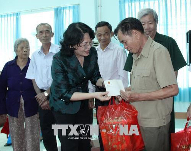 Vice President presents gifts to policy beneficiaries in Binh Phuoc ảnh 1