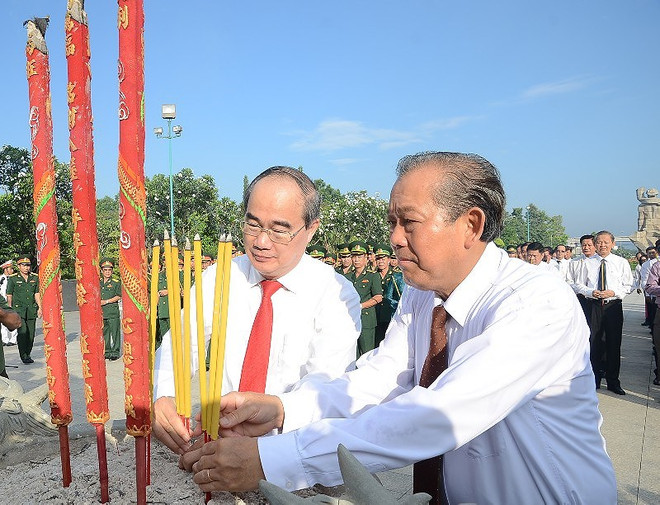 HCM City leaders pay tribute to war martyrs ảnh 1 HCM City leaders pay tribute to war martyrs ảnh 1