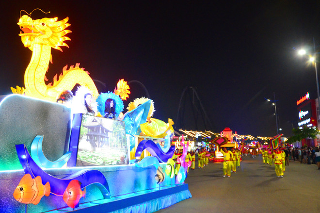 Carnival Ha Long kicks off with brilliant parade ảnh 1