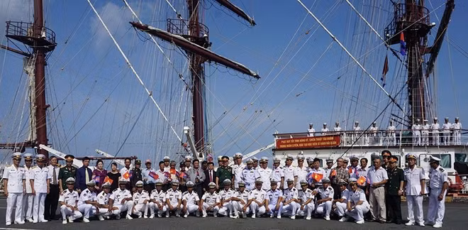 Vietnam People’s Navy ship visits Cambodia ảnh 1