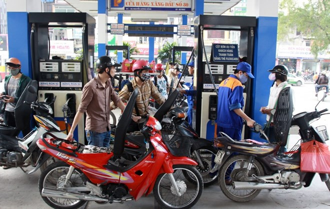 Petrol prices remain stable, oil prices slightly rise ảnh 1