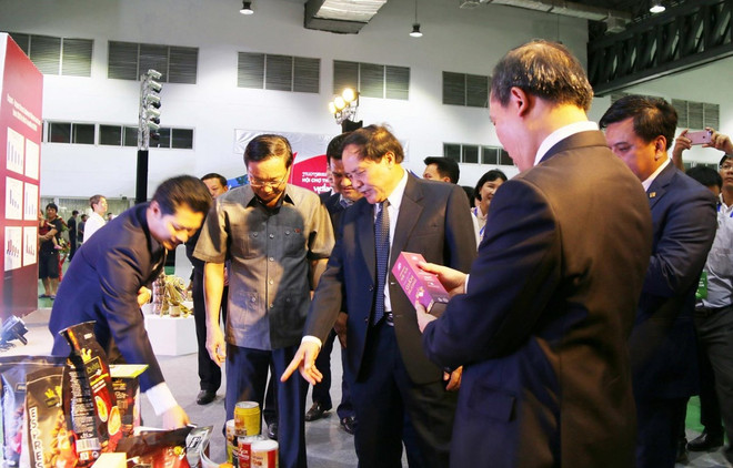 Vietnam-Laos trade fair helps promote bilateral economic ties ảnh 1