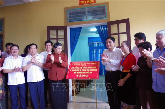 NA leader presents gifts to ethnic students ảnh 1 NA leader presents gifts to ethnic students ảnh 1