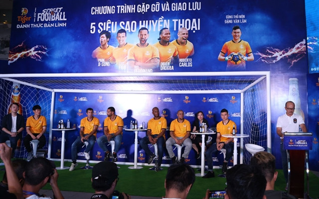Vietnamese fans meet football legends in HCM City ảnh 1