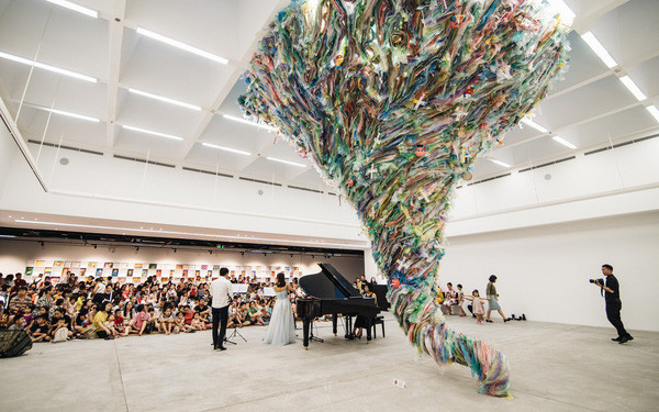 Artworks made from used plastic warn of environmental damage ảnh 1 Artworks made from used plastic warn of environmental damage ảnh 1