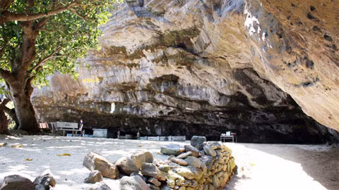 Hang Pagoda attracts visitors to Ly Son Island ảnh 1