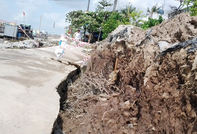 Authorities relocate Bac Lieu residents after landslides ảnh 1