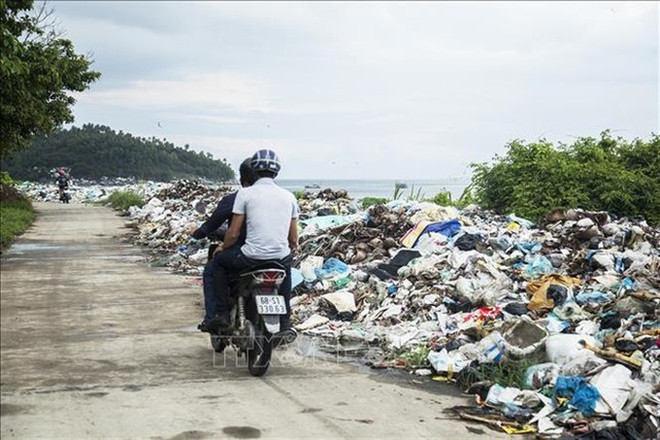 Waste in rural areas is a growing problem ảnh 1