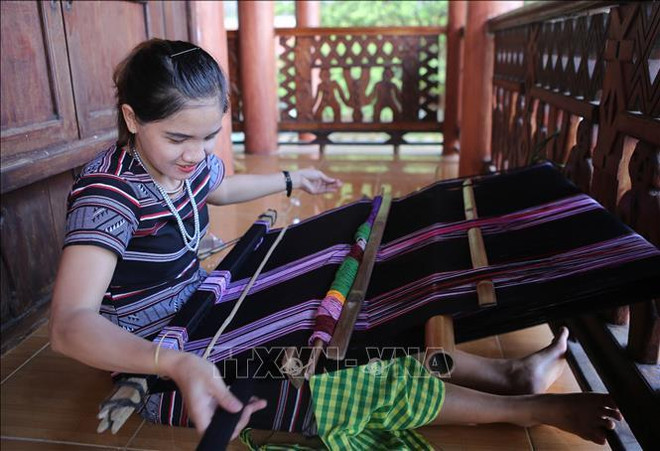 H’re people’s brocade weaving recognised as national intangible cultural heritage ảnh 1 H’re people’s brocade weaving recognised as national intangible cultural heritage ảnh 1