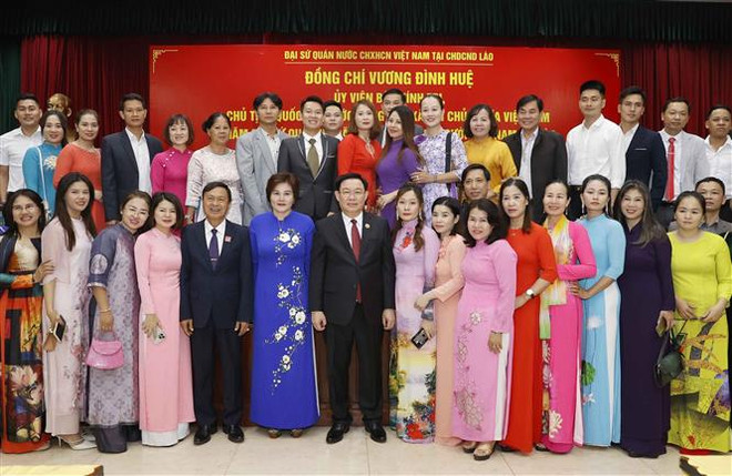 NA Chairman meets Vietnamese community in Laos ảnh 1
