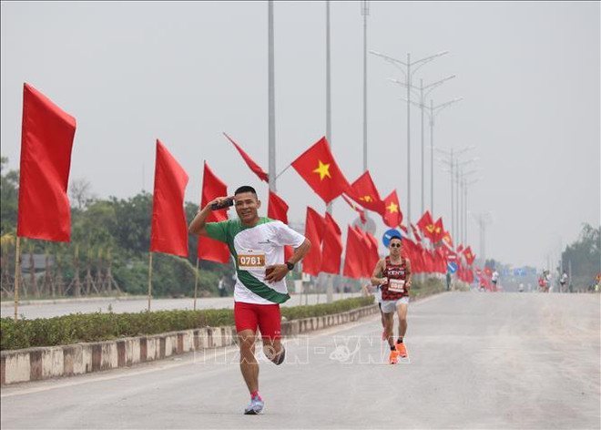 1,000 runners join Vietnam-China cross-border marathon ảnh 1