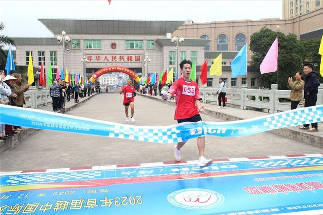 1,000 runners join Vietnam-China cross-border marathon ảnh 2