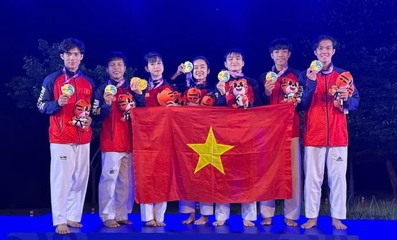 Vietnam wins gold at 1st World Taekwondo Demonstration Team Championships ảnh 1