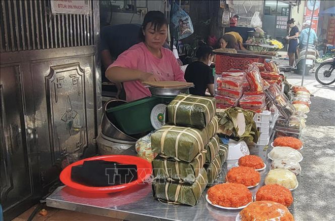 Markets busy ahead of Vu Lan festival ảnh 2