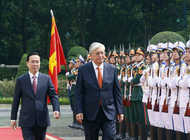 President chairs official welcome ceremony for Kazakh counterpart ảnh 2