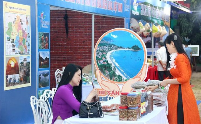 Over 200 photos on Vietnam’s seas, islands on display in Binh Thuan ảnh 1