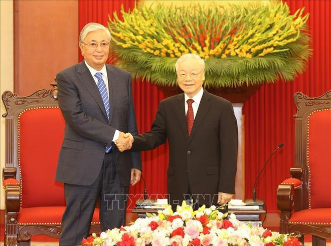 Party General Secretary receives Kazakh President ảnh 1