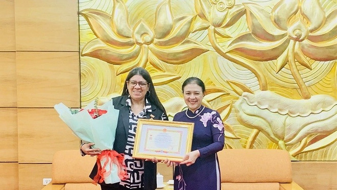 Friendship insignia presented to Venezuelan diplomat ảnh 1