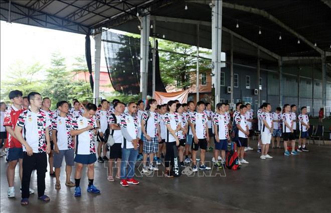 Badminton tournament held for Vietnamese people in Laos ảnh 1