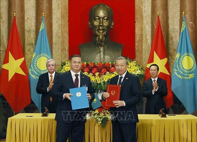 Vietnamese, Kazakh Presidents seek measures to forge cooperation ảnh 2